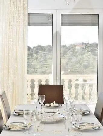 Sunny House In Nature אמרינתוס