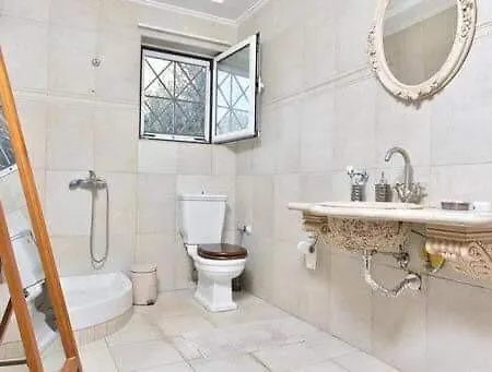 Sunny House In Nature אמרינתוס